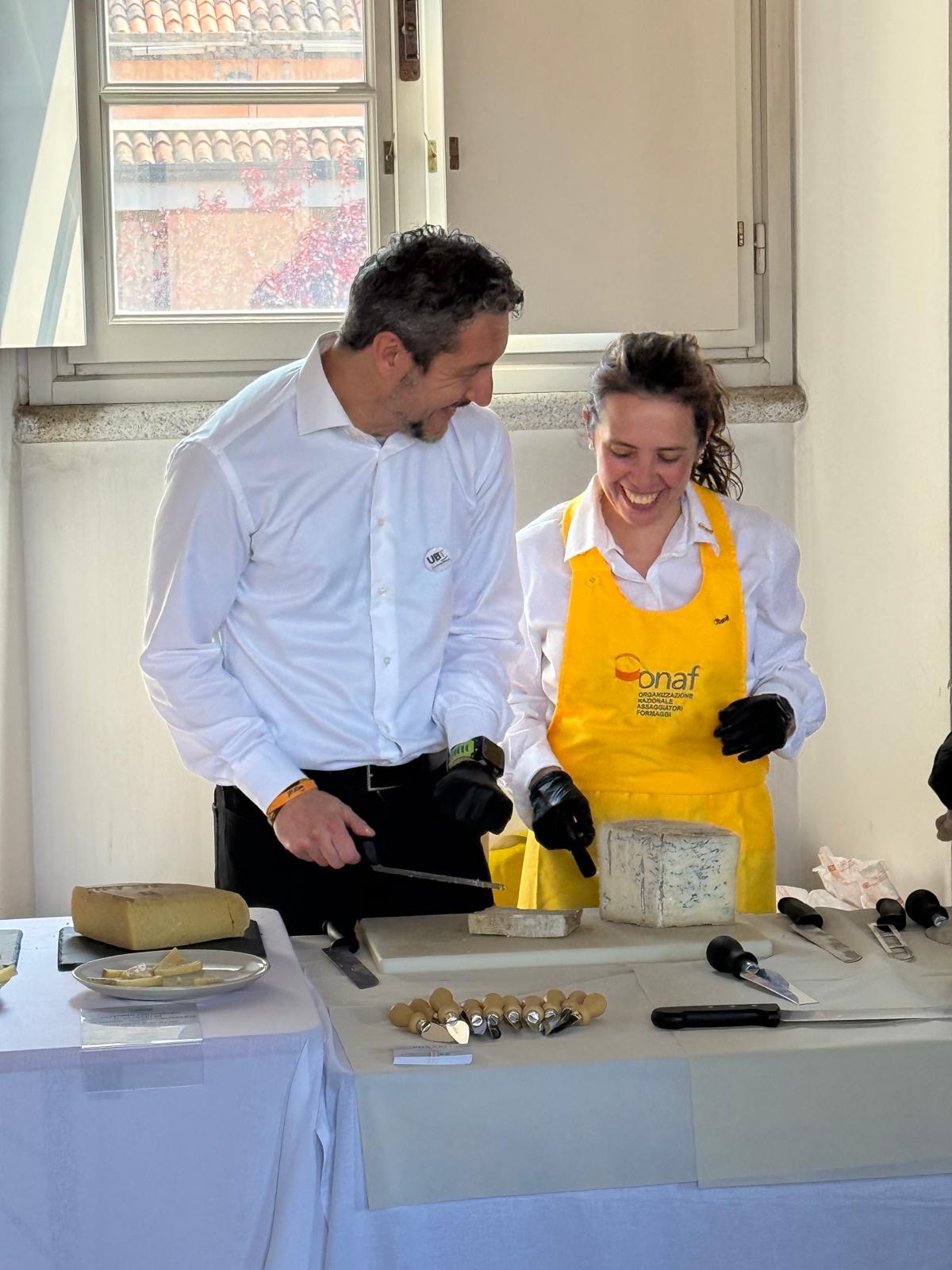 Taglio dei formaggi durante l'evento Vie dei Casari, Borgarello (PV)